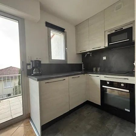 Apartment T3 Avec Terrasse Et Parking A Royan - Fr-1-494-223 *