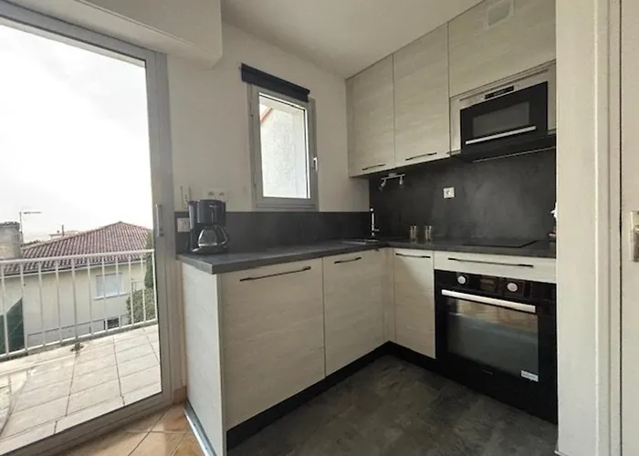 Appartement T3 Avec Terrasse Et Parking à Royan - Fr-1-494-223 *