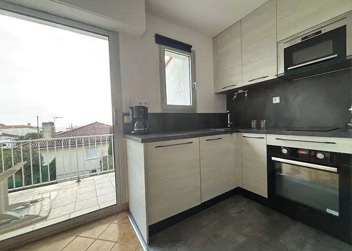 Appartement T3 Avec Terrasse Et Parking à Royan - Fr-1-494-223